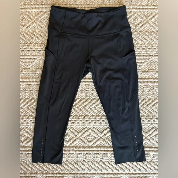 Lululemon Black Cropped Leggings Size 8 - Picture 1 of 3